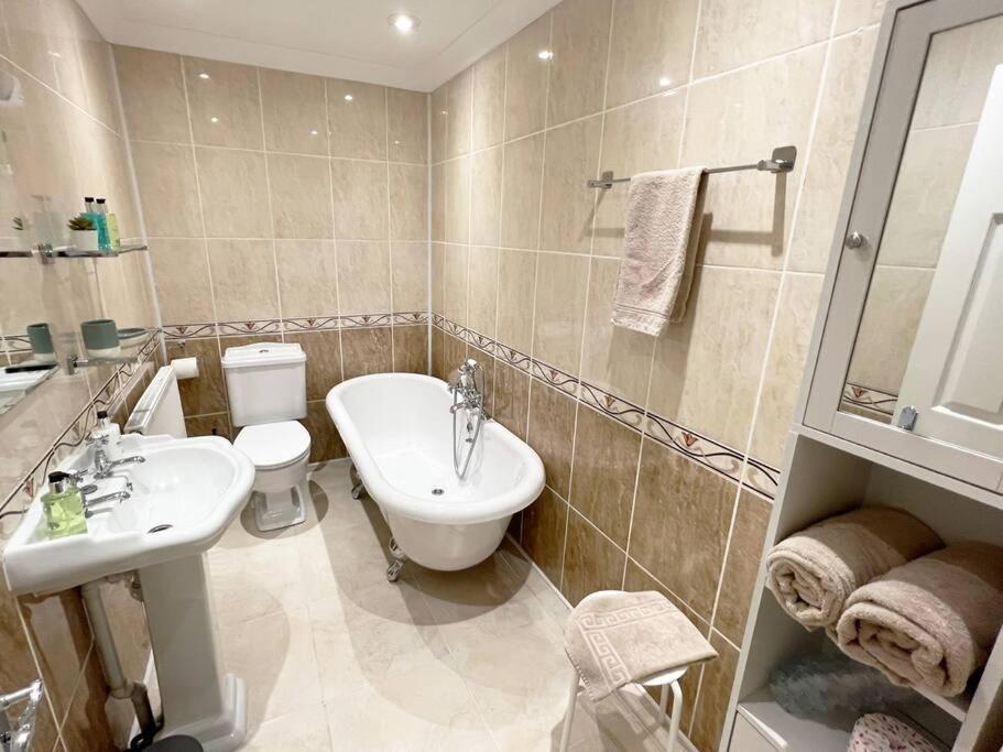 Private Parking, Llandudno, King Bed With Ensuite At Clement Llandudno