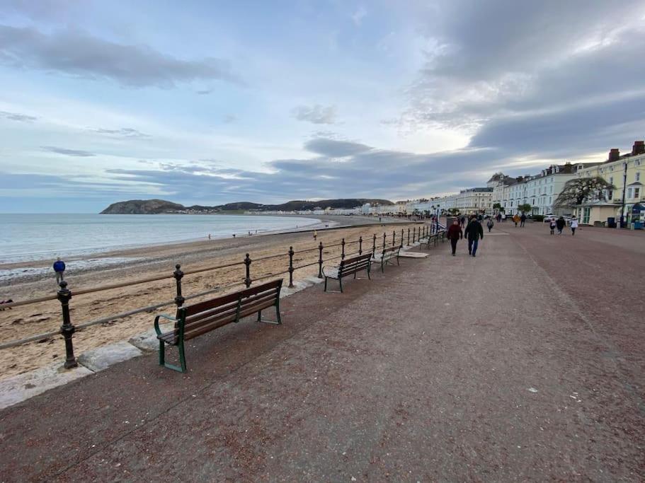 Private Parking, Llandudno, King Bed With Ensuite At Clement Apartment