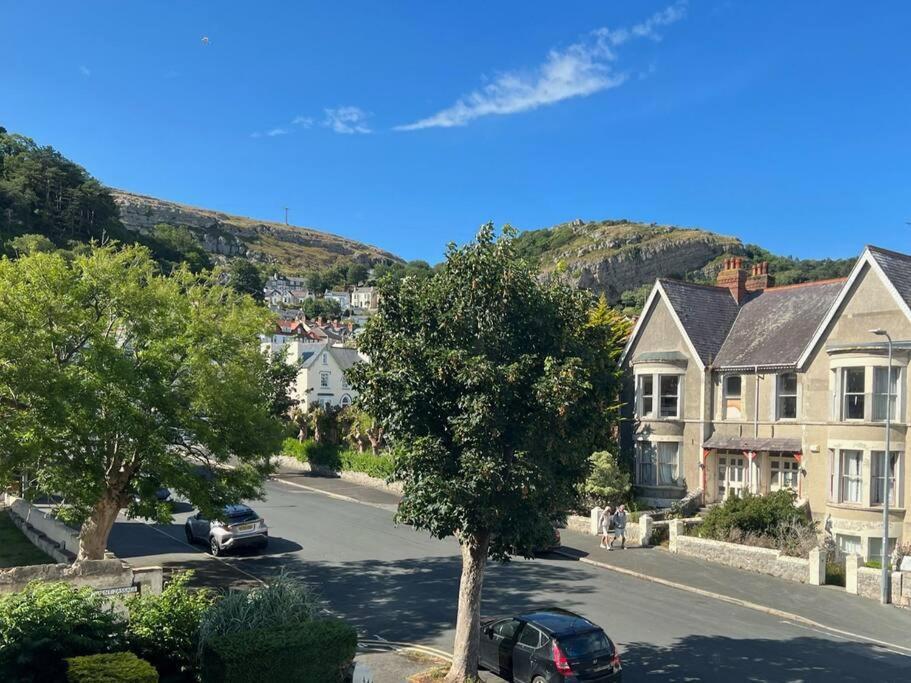 Private Parking, Llandudno, King Bed With Ensuite At Clement *