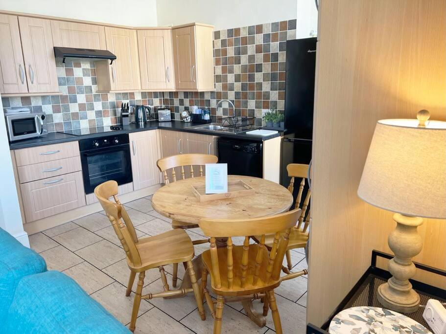 Private Parking, Llandudno, King Bed With Ensuite At Clement Appartement *