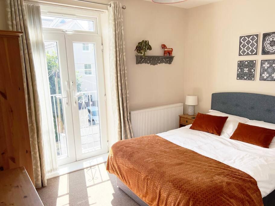 Private Parking, Llandudno, King Bed With Ensuite At Clement Apartment