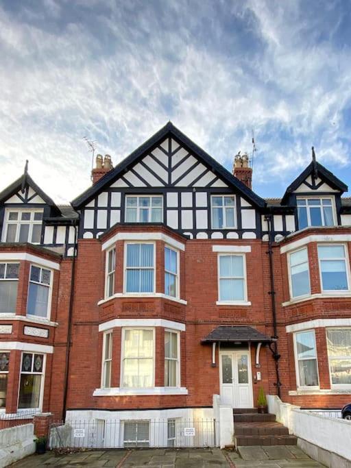 Private Parking, Llandudno, King Bed With Ensuite At Clement