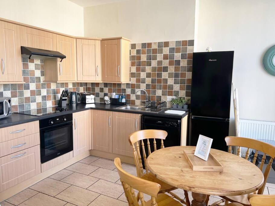 Private Parking, Llandudno, King Bed With Ensuite At Clement Appartement