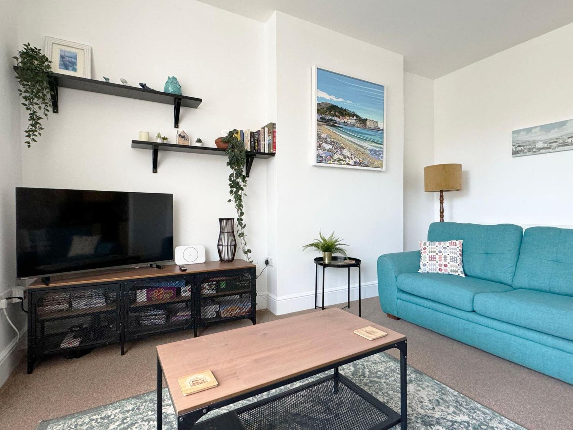 Private Parking, Llandudno, King Bed With Ensuite At Clement Apartment
