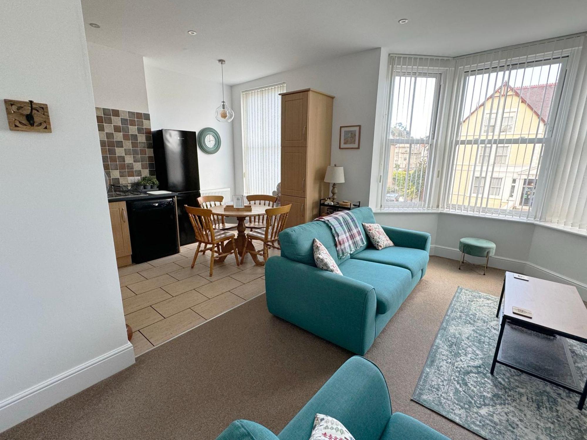 Private Parking, Llandudno, King Bed With Ensuite At Clement Apartment *